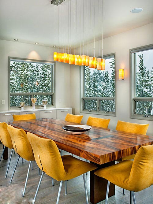 Với bàn ăn, chúng ta chỉ cần thêm vài chiếc đèn trang trí nhỏ xinh với ánh sáng vàng hoặc hồng để bữa cơm sum vầy thêm thú vị.