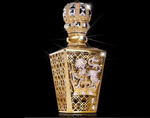 Đích thân con gái của nhà sáng chế nước hoa giới thiệu và tư vấn về No 1 Passant Guardant cho khách hàng. Khi khách đã quyết định mua chai nước hoa, nhân viên sẽ giao món hàng đắt giá về tận nhà cho khách bằng một chiếc Bentley sang trọng.