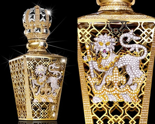 Chai nước hoa No 1 Passant Guardant khác biệt không phải vì loại hương nó mang tới mà là do thời gian lưu giữ mùi thơm này nhờ một công thức bí mật. Chai được chứa đầy 17 ounces nước hoa loại No.1, mùi đặc trưng của Clive Christan, một trong những loại nước hoa đắt tiền nhất thế giới.