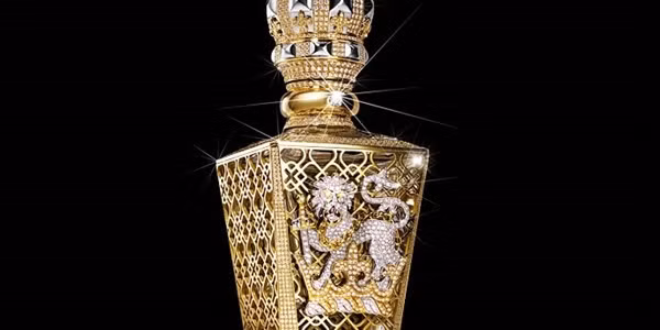 Chiếc hộp của chai nước hoa đắt nhất thế giới được trang trí theo phong cách hoàng gia Anh với biểu tượng sư tử (nạm 75 viên kim cương trắng) kèm theo 2 viên kim cương vàng tương trưng cho 2 mắt và viên kim cương hồng quý là lưỡi sư tử nằm trên chiếc vương miện hoàng gia.