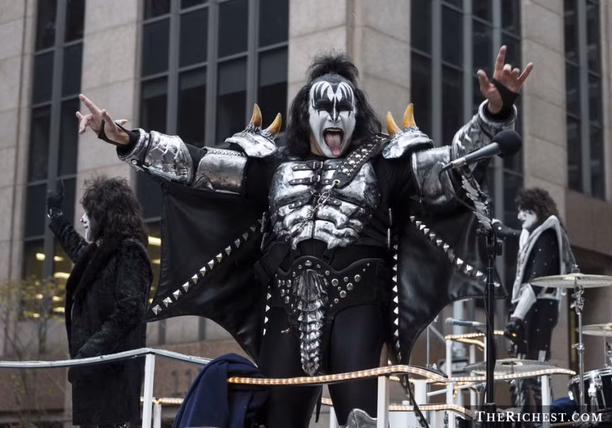 Những năm 70, Gene Simmons và ban nhạc rock của anh, Kiss, nổi tiếng là những rocker điên rồ. Ngoài trang phục, cách hóa trang mỗi khi lên sân khấu, hành động bảo hiểm lưỡi với giá 1 triệu USD lúc đó của Gene cũng khiến mọi người xôn xao.