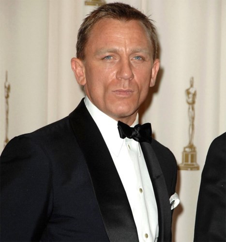 Giống như Thành Long, ngôi sao điệp viên 007 Daniel Craig cũng thích tự mình đóng các pha hành động trong phim anh tham gia. Và đó là lý do khiến ngôi sao "Casino Royale" đã bỏ ra 8 triệu USD để bảo hiểm toàn bộ thân thể khi vào vai điệp viên James Bond trong phim này.