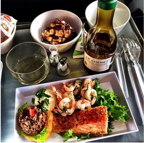 Suất ăn trên máy bay với nguyên liệu đắt tiền từ trứng cá muối, cá hồi hun khói của hãng hàng không Thụy Điển TUI Fly Nordic Airlines.