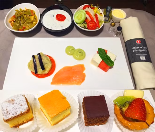 Phần ăn gồm những món mặn cùng bánh tráng miệng ngon mắt trên khoang hạng nhất của hãng hàng không Turkish Airlines.