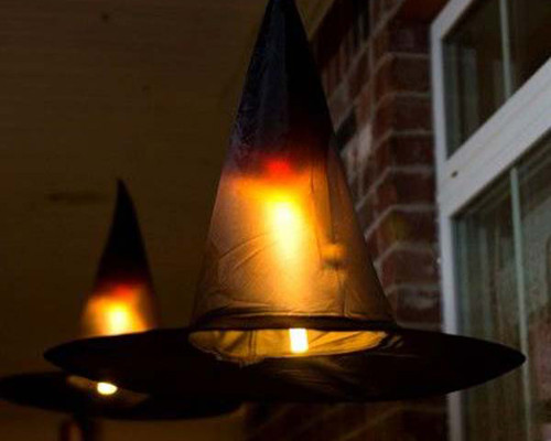 Những chiếc mũ phù thủy thích hợp làm đèn trang trí.