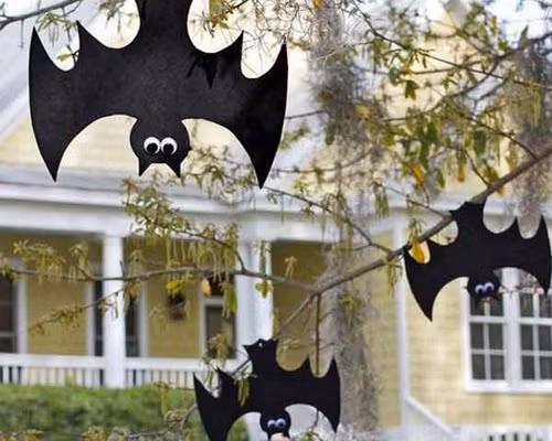 Những con dơi trang trí trên cành cây tạo sự huyền bí, ma mị.