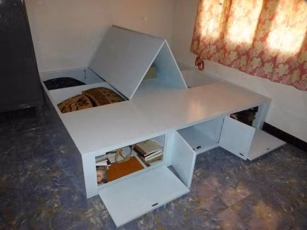 Chiếc giường được thiết kế đặc biệt với các tấm phản có thể gập lên hoặc hạ xuống tiện lợi.