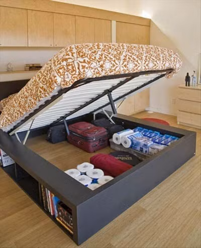 Một chiếc giường được thiết kế đặc biệt, với cơ chế nâng đơn giản, khi phần đệm được kéo lên sẽ tạo khoảng trống bên dưới để bạn tha hồ cất giữ đồ dùng như: va li, giấy vệ sinh, sách báo ...