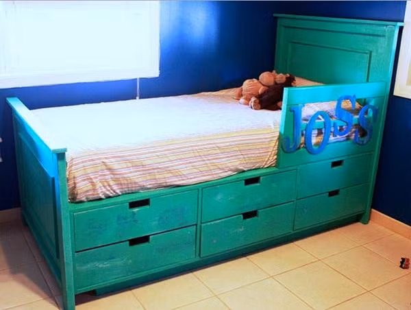 Chiếc giường trữ đồ này có tới 6 ngăn kéo để bạn cất trữ đồ đạc.