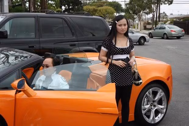 Khối tài sản của Chính Chu gồm các biệt thự, siêu xe và trực thăng phần nào cho thấy độ giàu có của vị đại gia này. Ảnh: Chính Chu - Hà Phương bên "xế khủng" triệu đô.