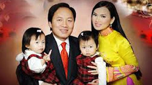 Vợ chồng tỷ phú Chính Chu và hai cô con gái.