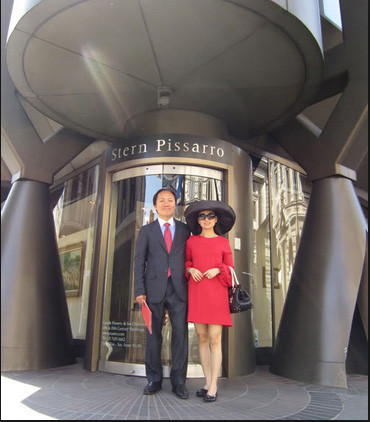 Hà Phương hạnh phúc bên ông xã trước một tiệm bánh ở London, Anh.