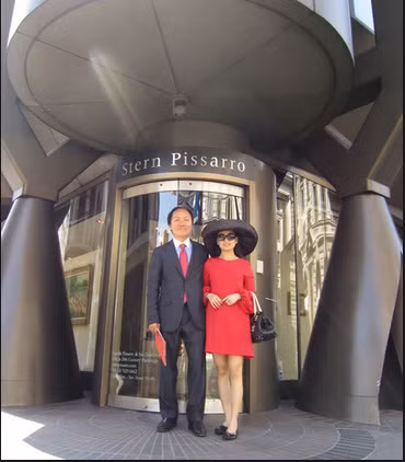 Hà Phương hạnh phúc bên ông xã trước một tiệm bánh ở London, Anh.