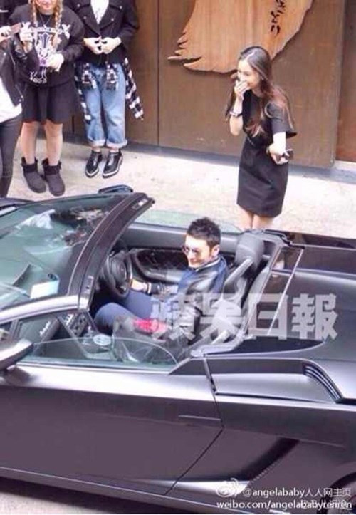 Sự quan tâm chu đáo của Huỳnh Hiểu Minh dành cho vợ sắp cưới còn được thể hiện rõ khi anh hào phóng chi tiền để mua quà sinh nhật “khủng” cho cô. Trong ngày sinh nhật 25 tuổi của Angela, Huỳnh Hiểu Minh đã không ngại ngần chi hẳn 2,3 triệu HKD (hơn 7 tỷ đồng) để tặng cô siêu xe dòng Lamborghini Gallardo LP560-4 Spyder. Ảnh: Huỳnh Hiểu Minh lái siêu xế tới tặng cho Angelababy.