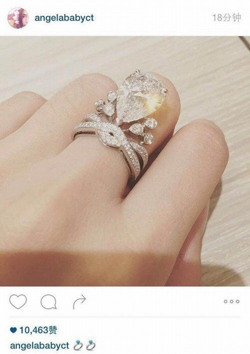 Angela Baby từng khoe chiếc nhẫn kim cương hình giọt lệ 5,53 carat kèm 73 viên kim cương gắn xung quanh trị giá hơn 110 tỷ đồng do Huỳnh Hiểu Minh tặng làm kỷ vật tình yêu.