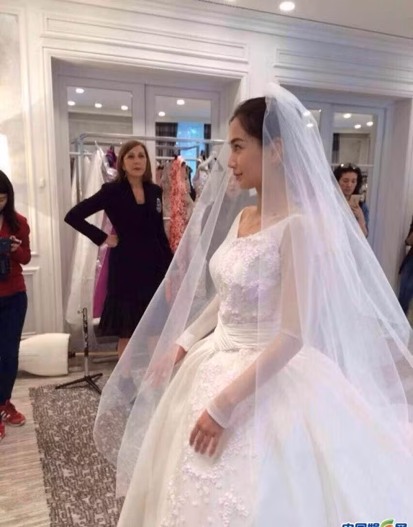 Bên cạnh đó, váy cưới của người đẹp cũng được đặt thiết kế riêng từ một hãng thời trang nổi tiếng thế giới.