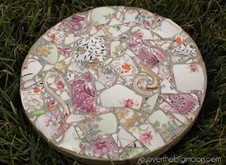 Bàn gốm sứ dễ thương.