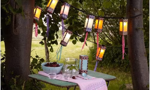 Hoặc bạn cũng có thể dùng đèn lồng trang trí không gian ăn uống ngoài trời.