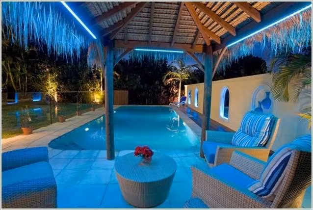 Ánh sáng đèn LED xanh xanh khiến không gian nghỉ ngơi thư giãn, huyền ảo.