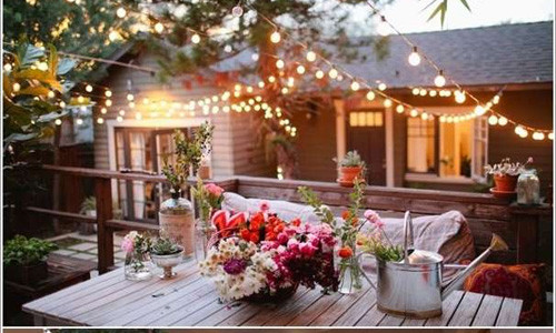 Những chiếc đèn treo trang trí lấp lánh làm cho không gian huyền diệu hơn.