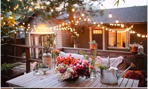 Những chiếc đèn treo trang trí lấp lánh làm cho không gian huyền diệu hơn.