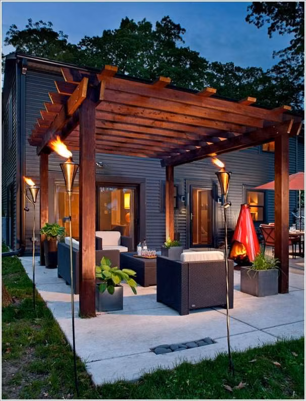 Những ngọn đuốc là một ý tưởng trang trí khu bàn ghế ngoài trời hết sức ấn tượng.