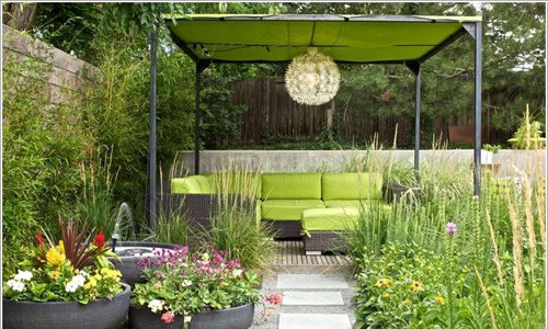 Bạn cũng có thể dùng một chiếc đèn chùm trang trí ở trung tâm của khu vực bàn ghế ngoài trời.