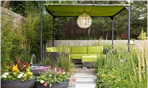 Bạn cũng có thể dùng một chiếc đèn chùm trang trí ở trung tâm của khu vực bàn ghế ngoài trời.