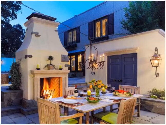 Bạn cũng có thể dùng đèn chùm để thắp những ngọn nến làm cho không gian ăn tối ngoài trời lung linh hơn.