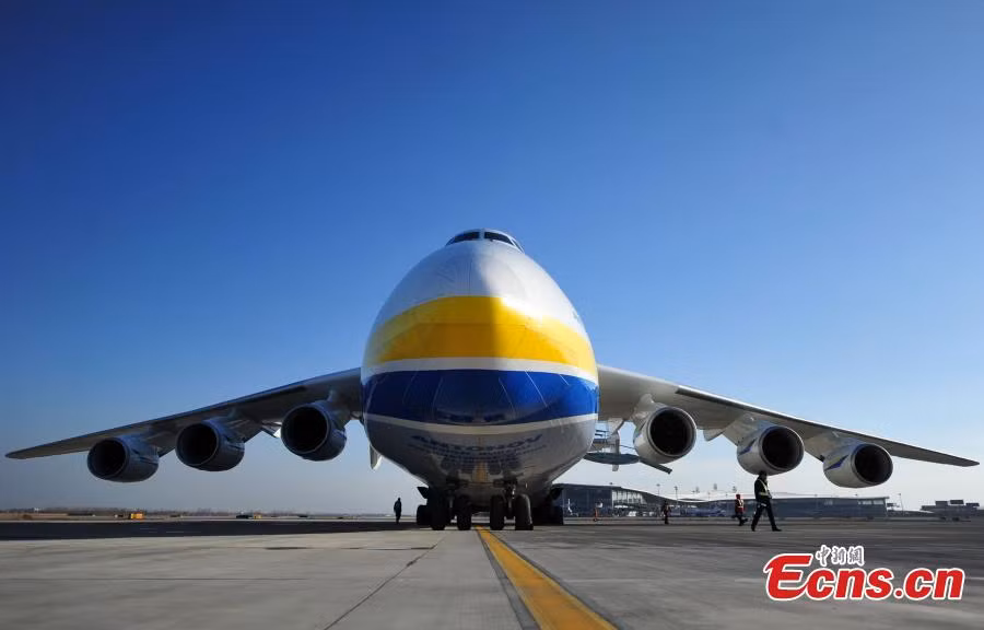 Nó là chiếc máy bay dài nhất và nặng nhất được sản xuất từ trước đến nay.