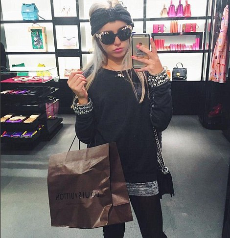 Cô gái 20 tuổi sinh ra ở London này thường đưa những hình ảnh về đi máy riêng, đi du thuyền, sử dụng Rolls-Royces hoặc ăn uống tại các nhà hàng sang trọng nhất thế giới. Ngoài ra, tiểu thư nhà đại gia này cũng thường khoe hình ảnh tài sản của gia đình mình ở London, New York, Ibiza và Monaco.