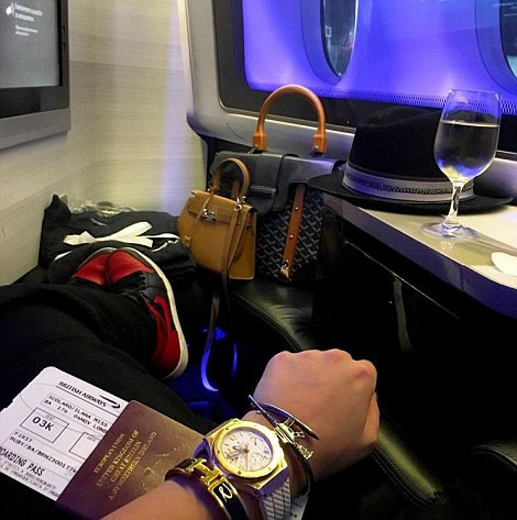 Lana thích thú khoe những chiến lợi phẩm trong một lần mua sắm của mình trên Instagram.Cô có rất nhiều túi xách hàng hiệu, thậm chí còn có thể chi cả vài chục ngàn bảng để có được một bộ sưu tập đủ màu.