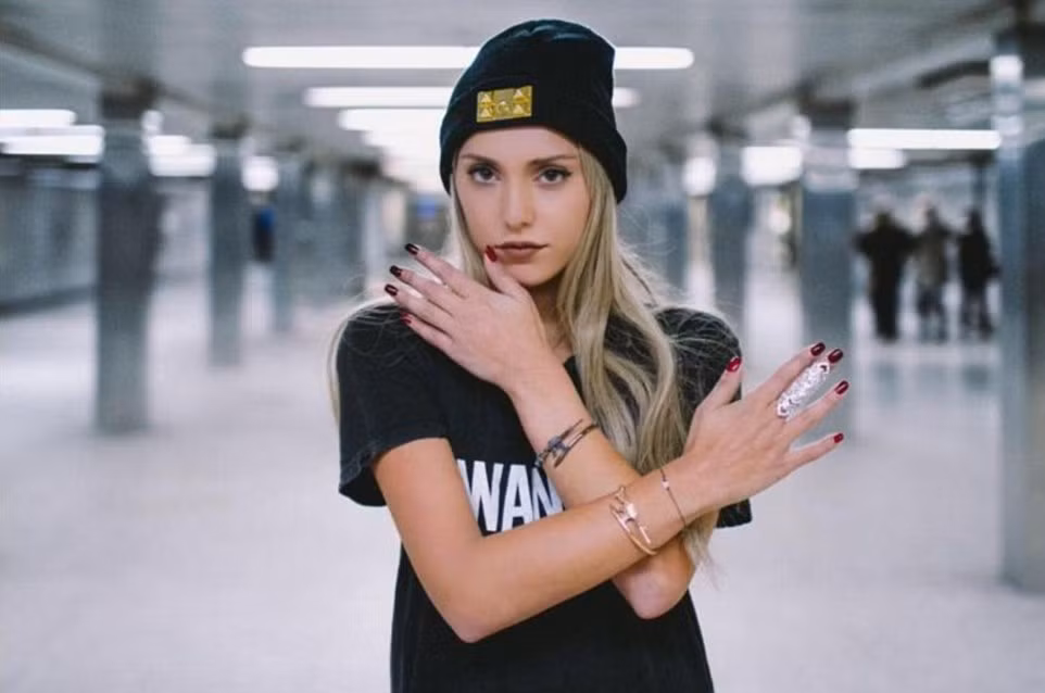 Tuy nhiên mẹ của Lana thì vô cùng phản đối việc con gái khoe khoang tất cả những gì về cuộc sống của mình lên trang mạng xã hội. "Điều này sẽ gây ảnh hưởng đến cuộc sống của con bé trầm trọng khi người ta nhìn vào cuộc sống của nó" , bà chia sẻ.