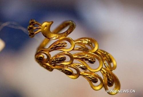 Chiếc nhẫn hình con công bằng vàng.