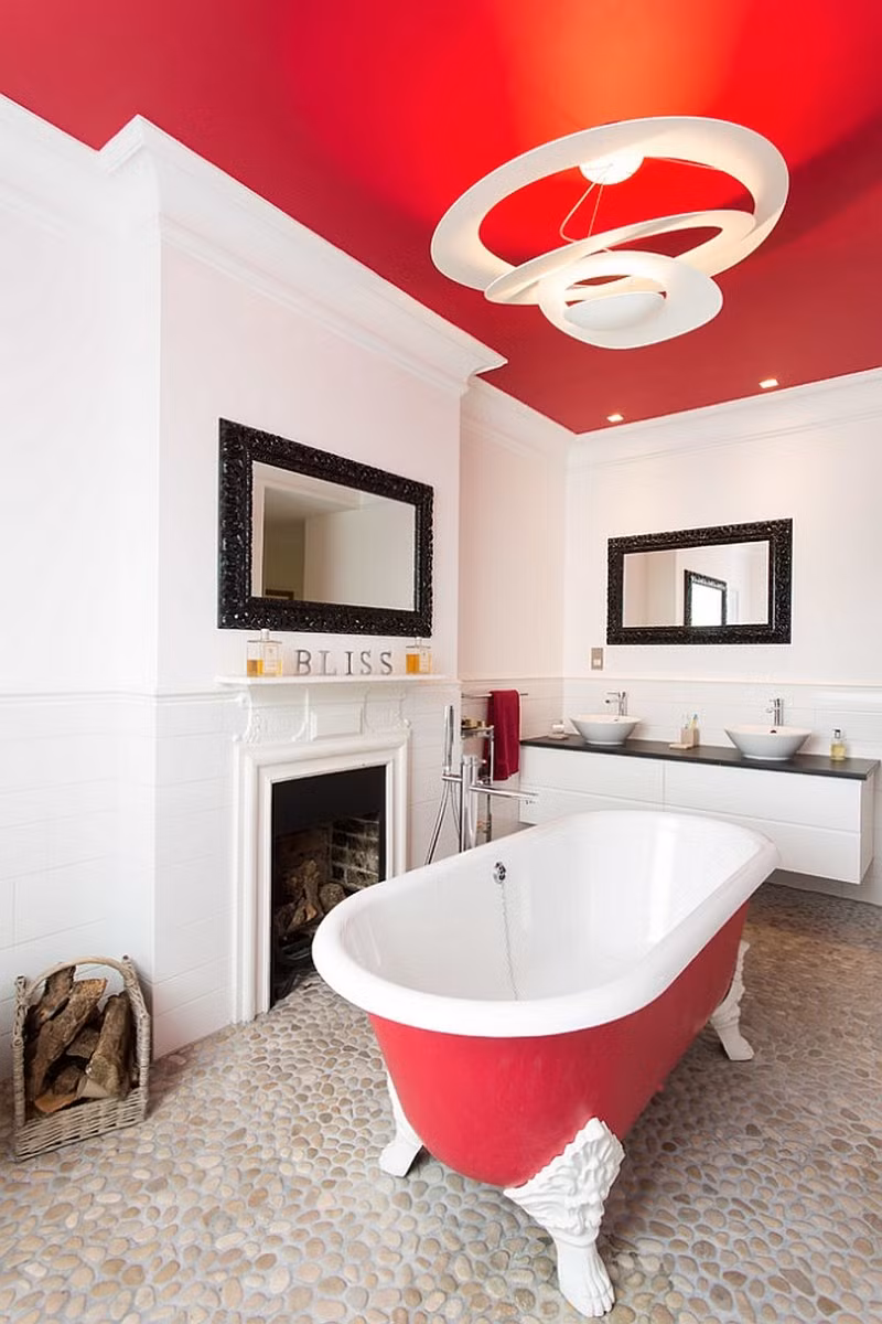 Thay vì những sắc màu trắng đơn điệu, bạn có thể sơn trần nhà tắm màu đỏ để tạo điểm nhấn.