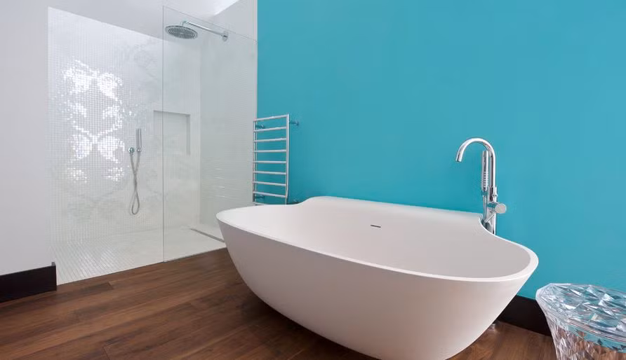 Tường xanh da trời cũng khiến phòng tắm cuốn hút hơn.