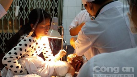 Thuong tam be trai 13 thang tuoi chay nhu duoc vi bong xang