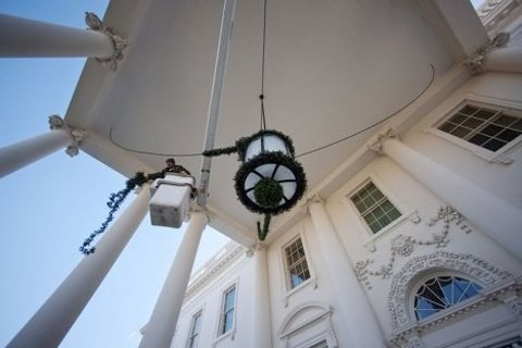 Nhà Trắng được chính thức khởi công xây dựng vào ngày 13/10/1792 và mang nhiều cái tên khác nhau như "Cung điện tổng thống", "Dinh thự tổng thống" hoặc "Tòa hành pháp". Ban đầu, Nhà Trắng mang màu xám của những viên đá lấy từ Virginia. Mãi tới năm 1901, do bom đạn làm hư hỏng, tòa nhà được tu sửa mới với một màu trắng tinh toàn bộ và từ đây cái tên Nhà Trắng xuất hiện. Người ta phải dùng tới 570 lít sơn trắng để sơn toàn bộ ngôi nhà.