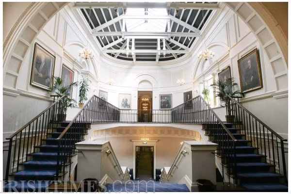 Nhà Trắng có diện tích trong nhà là hơn 5.100 m2 với 132 phòng, bao gồm 35 phòng tắm, 16 phòng ngủ, 3 bếp, và tọa lạc trên 72.843 m2 đất "vàng" ở trung tâm Thủ đô Washington. Nó có một khu để xe, hệ thống làm mát, lò sưởi bên trong và một tầng hầm bí mật dưới lòng đất.