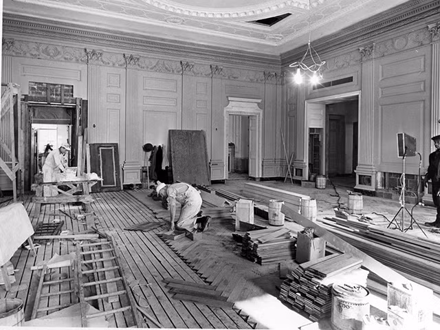 Việc bồn tắm gần như sắp đổ sụp xuống đã khiến cho Tổng thống Harry Truman quyết định đại trùng tu Nhà Trắng vào năm 1949 với tổng kinh phí lên tới 54 triệu USD.