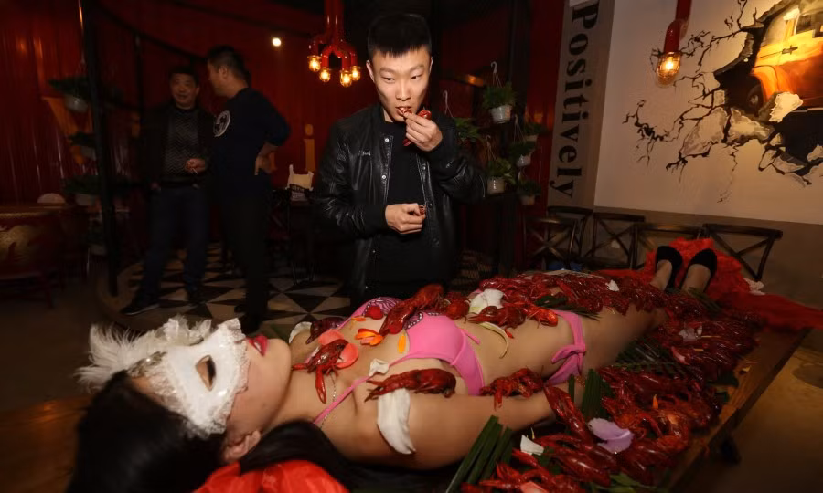 Thực khách thưởng thức món tôm đặc biệt.