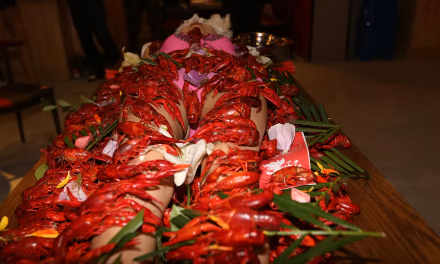 Ban đầu, tôm được bày kín thân thể người mẫu.