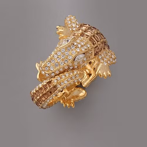 Vòng tay Kenneth Jay Lane hình cá sấu Bắc Mỹ.