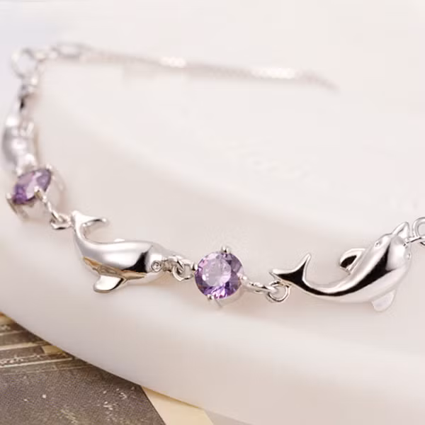 Mẫu lắc tay độc đáo hình những chú cá heo nối tiếp nhau.