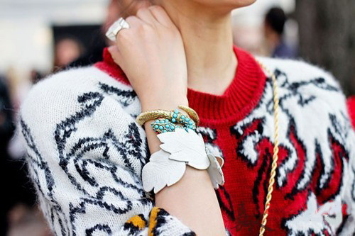 Vòng tay hình lá làm tôn vẻ cá tính của cô gái.