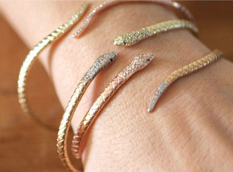 Vòng tay hình rắn lạ mắt.