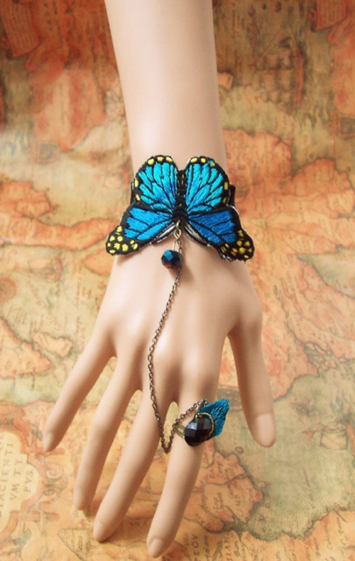 Lắc tay hình bướm có kèm nhẫn cá tính.