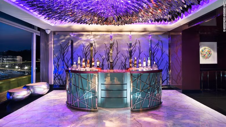 Dãy phòng này còn có một bar trang trí lộng lẫy cũng với nội thất màu tím.