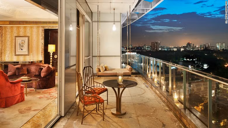 Dãy phòng tổng thống (Presidential Suite) của khách sạn The St. Regis Singapore: Phòng trang bị nội thất xa hoa và có view đẹp nhìn ra toàn thành phố.