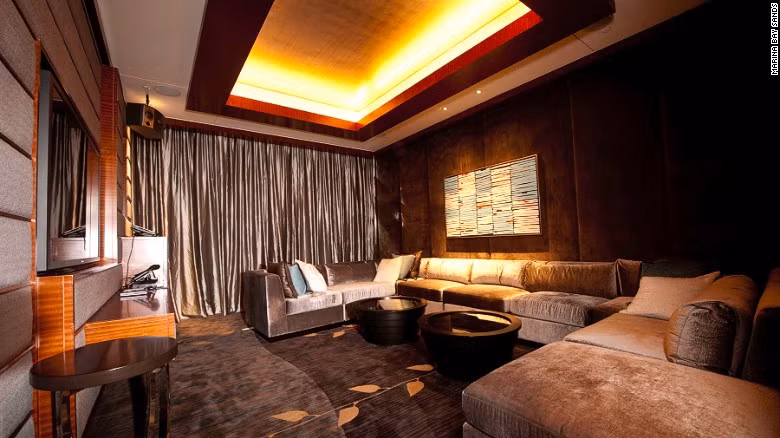 Rạp chiếu phim mini ấm cúng cho khách trong phòng tổng thống của khách sạn.